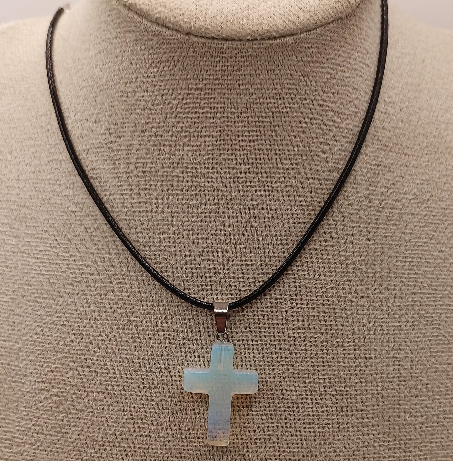Collier avec pendentif en pierre Opale translucide Croix Catholique
