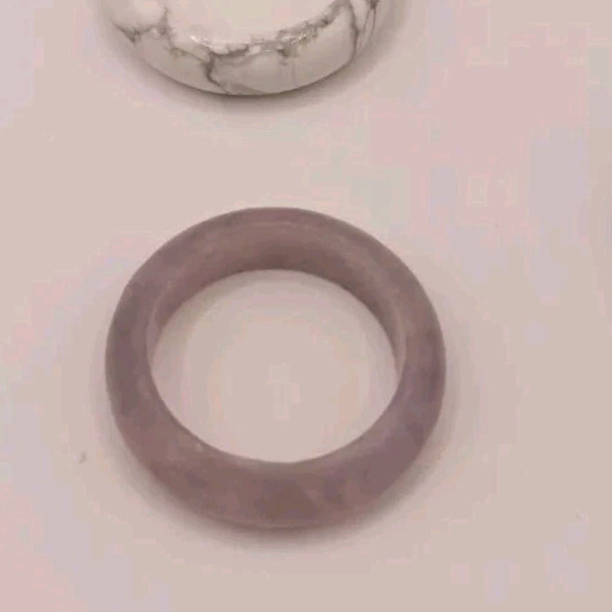 Bague forme d'anneau en pierre naturelle lepidolite Les Gemmes de l'Ursuya