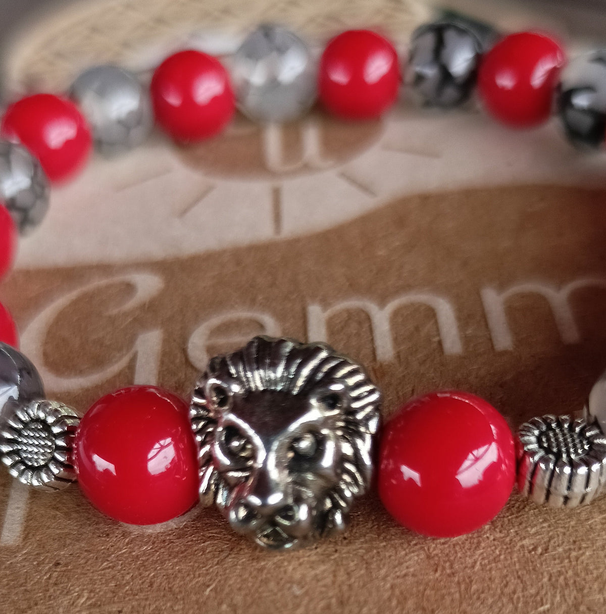 Bracelet en pierre naturelle corail fossile, perles de verre et Lion 🦁
