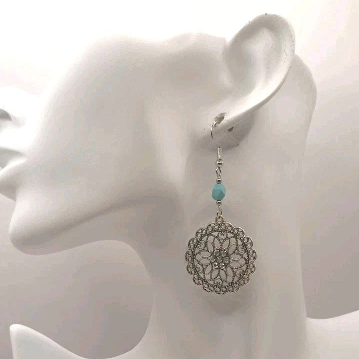 Boucles d’oreilles pendantes en Howlite turquoise – fermoirs acier ou argent Les Gemmes de l'Ursuya