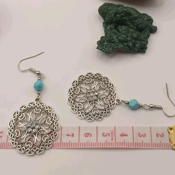 Boucles d’oreilles pendantes en Howlite turquoise – fermoirs acier ou argent Les Gemmes de l'Ursuya