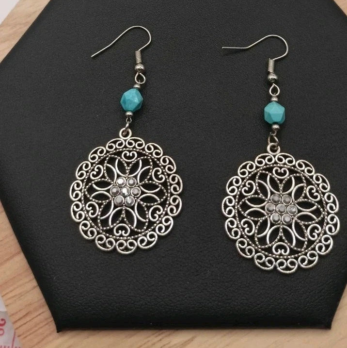 Boucles d’oreilles pendantes en Howlite turquoise – fermoirs acier ou argent Les Gemmes de l'Ursuya