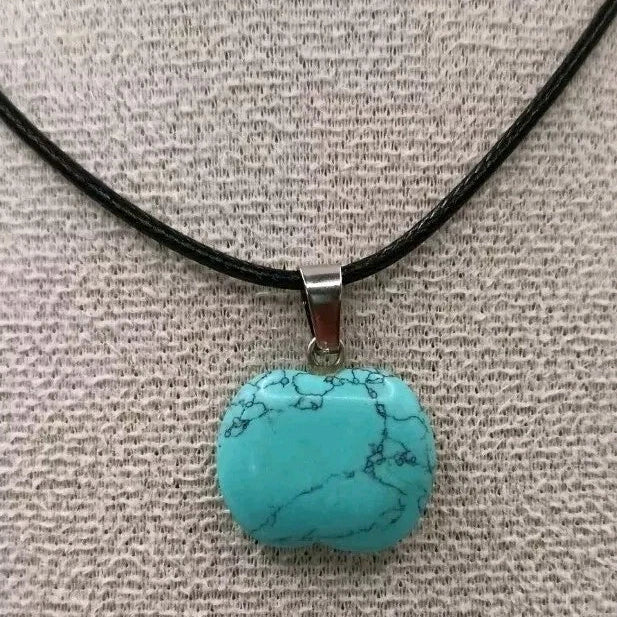 Collier cordon avec pendentif en Pierre Naturelle Holwite Turquoise, noire, rouge