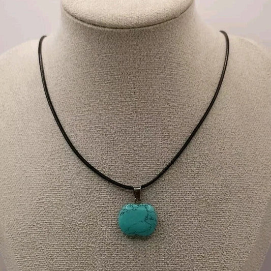 Collier cordon avec pendentif en Pierre Naturelle Holwite Turquoise, noire, rouge